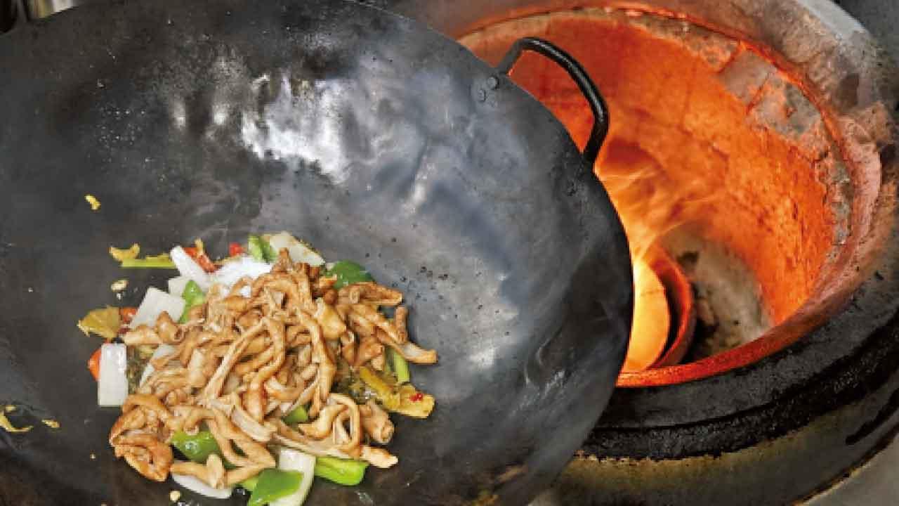 老店仍用油渣爐炒小菜,鑊氣十足。