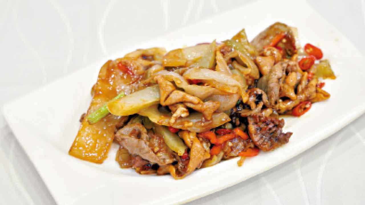 酸菜炒鵝腸雜有腎、肝、心、腸,間中亦有粉腸,酸、辣、甜鹹兼備。(例牌$128)