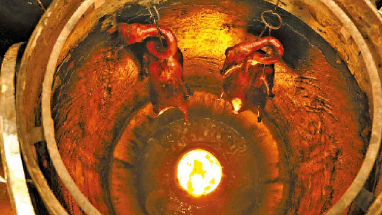 炭選用印尼紅木,皆因燒時較少灰及煙。