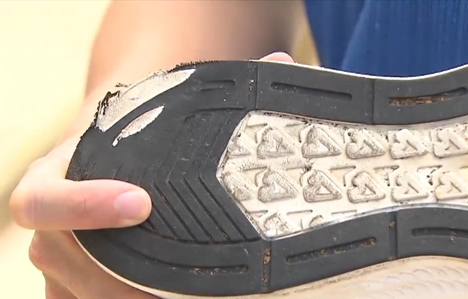 員工指只是穿了兩次,鞋底已出現磨蝕。(電視新聞截圖)