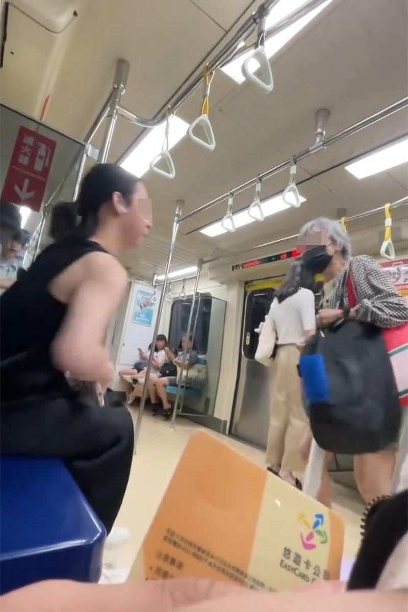 台北捷運有長者逼年輕人讓座後,雙方先後口角和動武。(網上片段截圖)