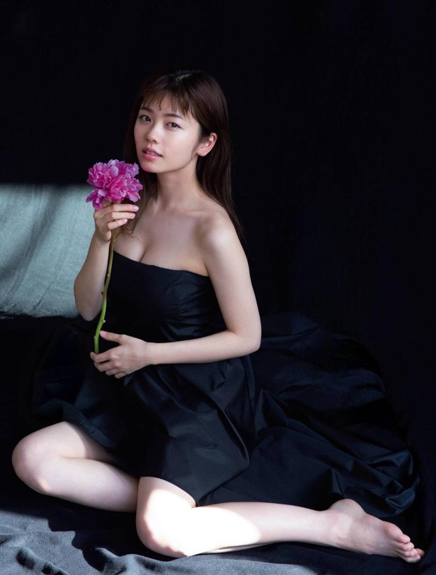 28歲的小芝是日本近兩年紅得最快的女繭人。