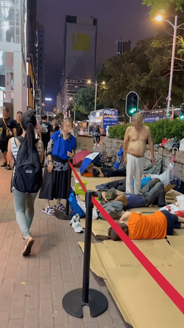 有長者自備摺凳、紙皮及被子在商場外輪候,場面引人注目。(網片截圖)