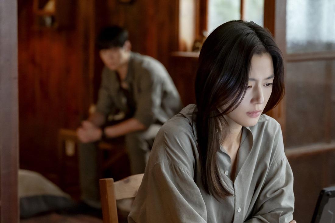 兩人多次經歷危險過程,漸察覺互相產生微妙關係。