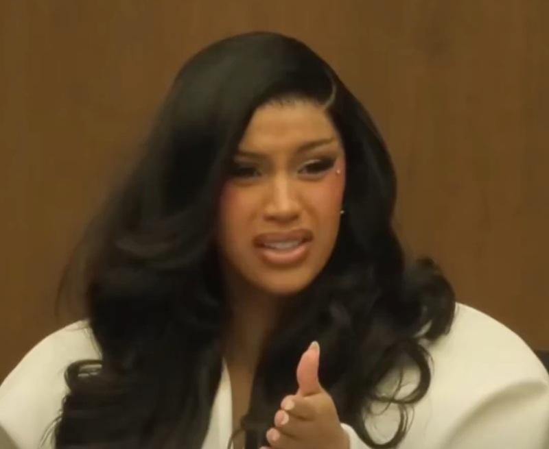 Cardi B審訊表情爆紅獲勝訴 庭外掟筆怒罵記者
