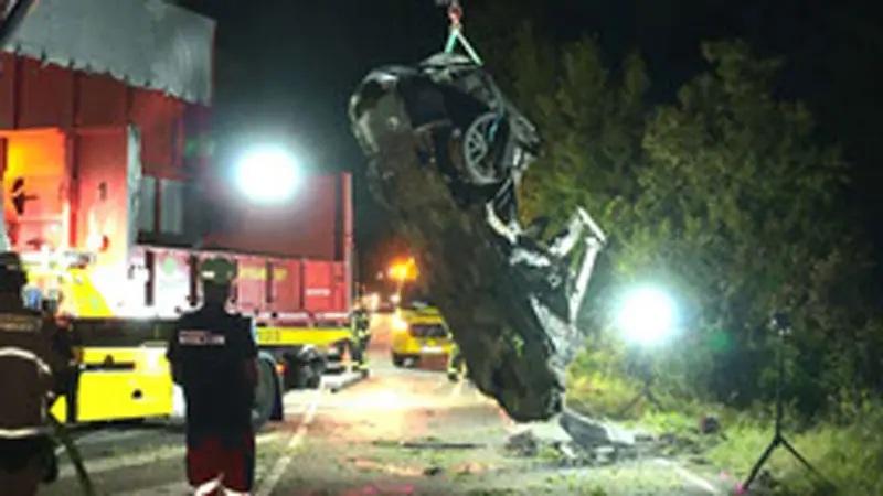 Tesla撞樹起火車門打不開 司機與2兒童葬身火海