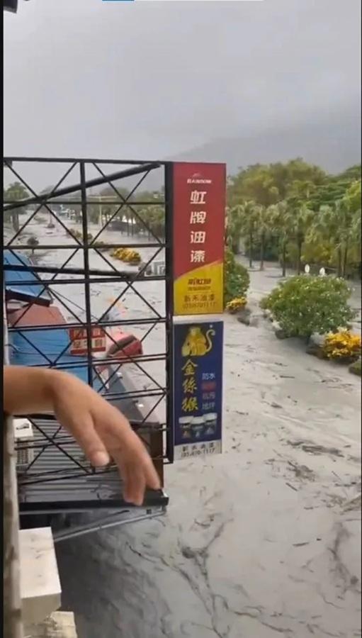 颱風樺加沙|花蓮塌橋汽車被洪水沖走 女子奮力抱電柱保命