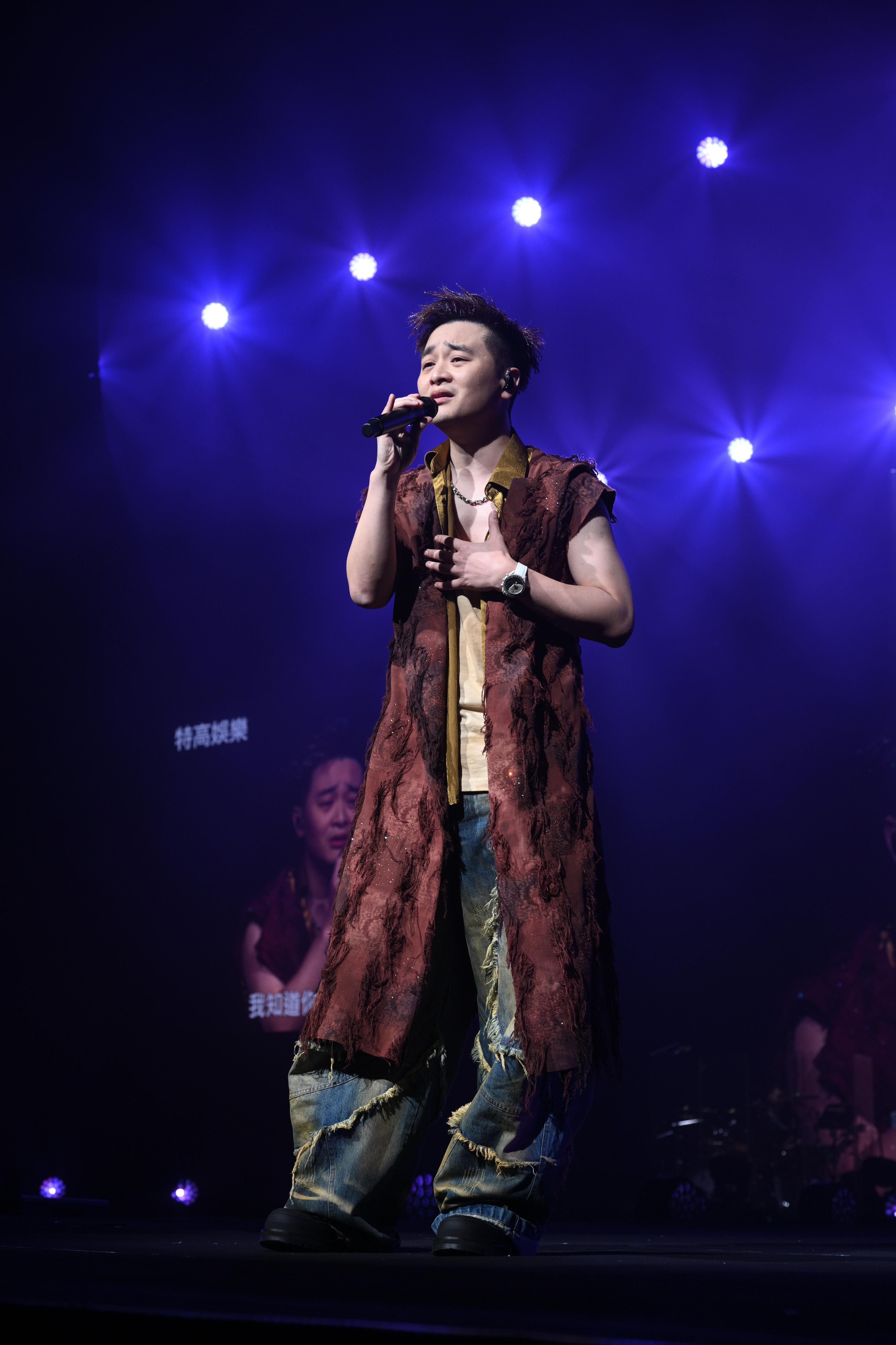 譚輝智即席獻唱《我知道你很難過》,贏得全場掌聲。