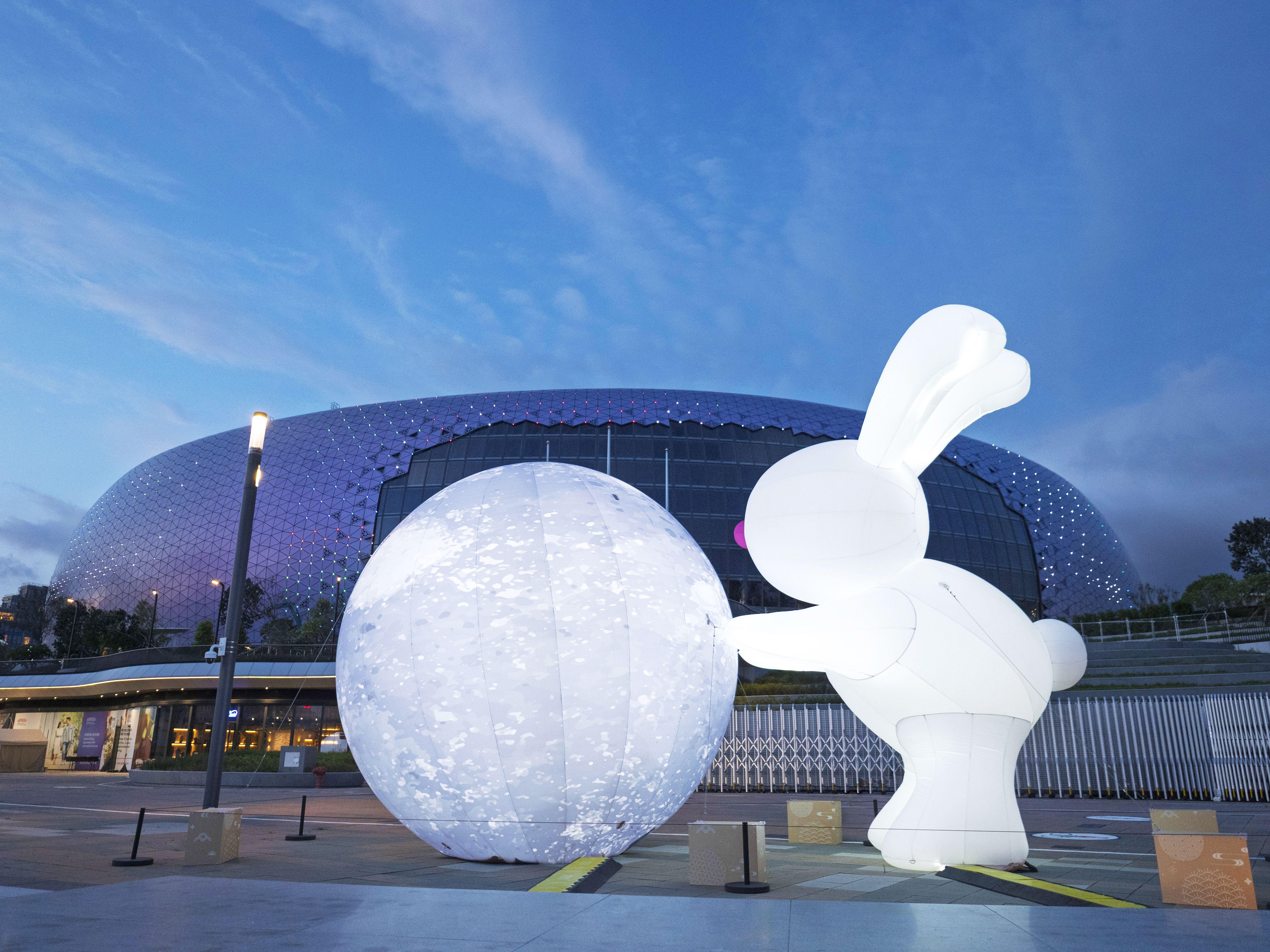 5米高超大型吹氣發光玉兔與夢幻圓月