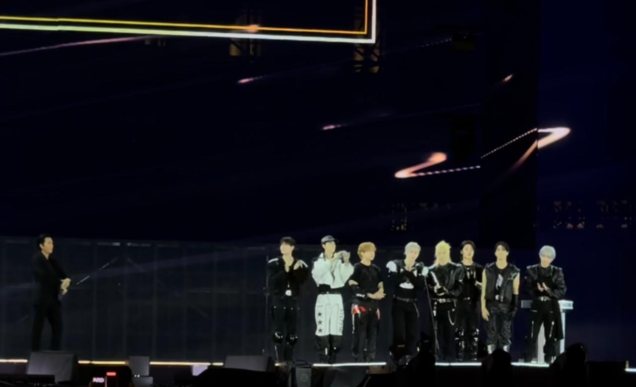 甄子丹擔任《2025 The Fact Music Awards》頒獎嘉賓,頒發人氣大獎予Stray Kids。(截圖)