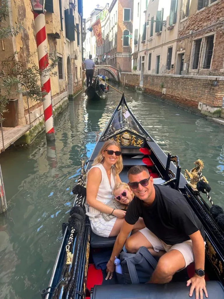 環遊世界|37歲女子海莉和45歲的丈夫路易斯與女兒到威尼斯旅行。