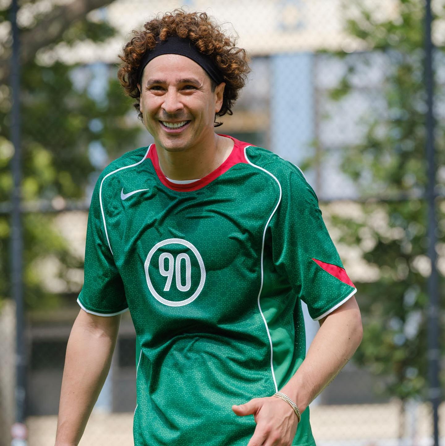 「墨西哥吳鎮宇」奧祖亞(Guillermo Ochoa)早前穿上墨西哥球衣出席國際足協活動。(奧祖亞 FB)