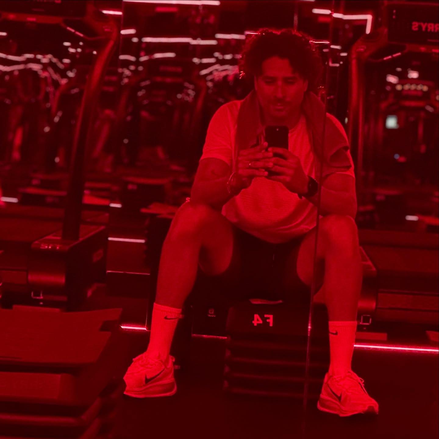 「墨西哥吳鎮宇」奧祖亞(Guillermo Ochoa)落力訓練,盼繼續足球生涯。(奧祖亞 FB)