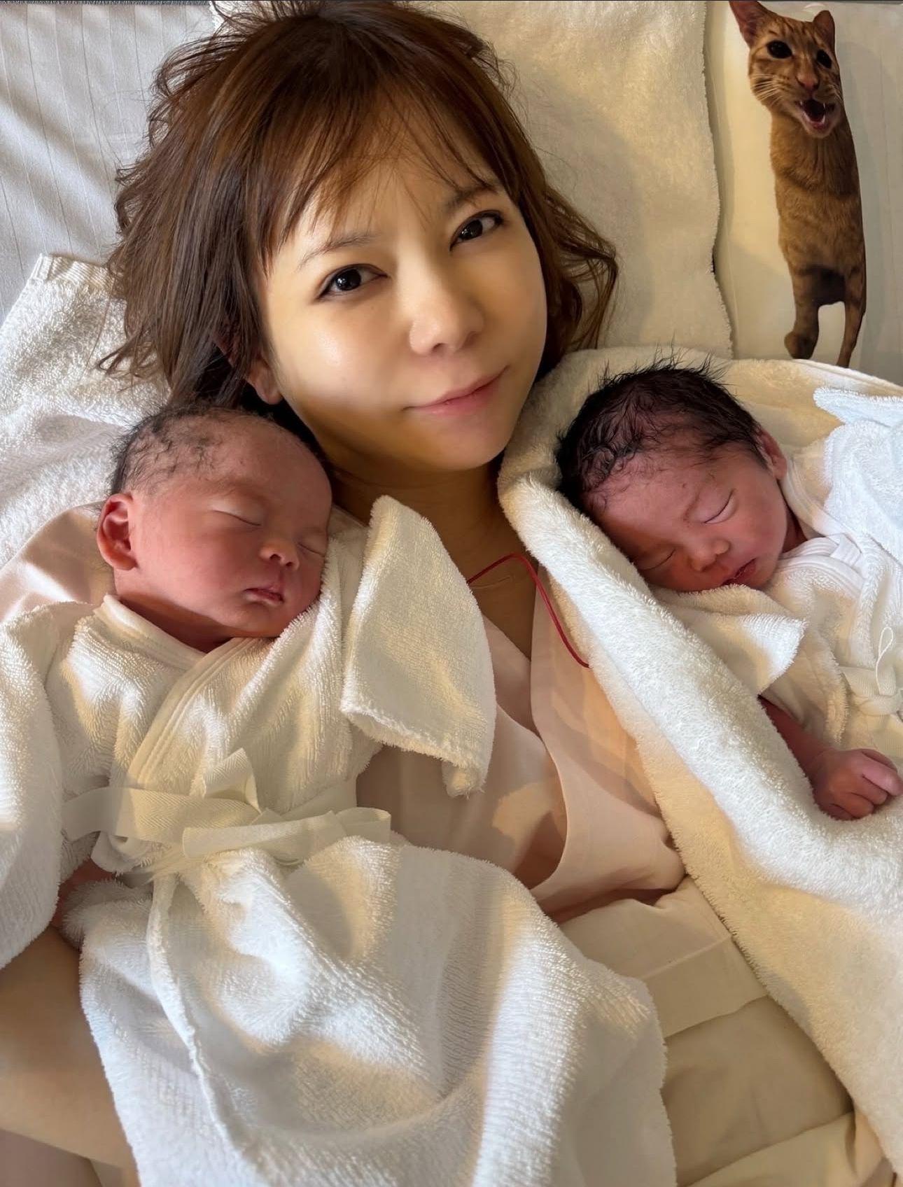 中川翔子平安誕下孖仔,與兩個囝囝拍下合照。