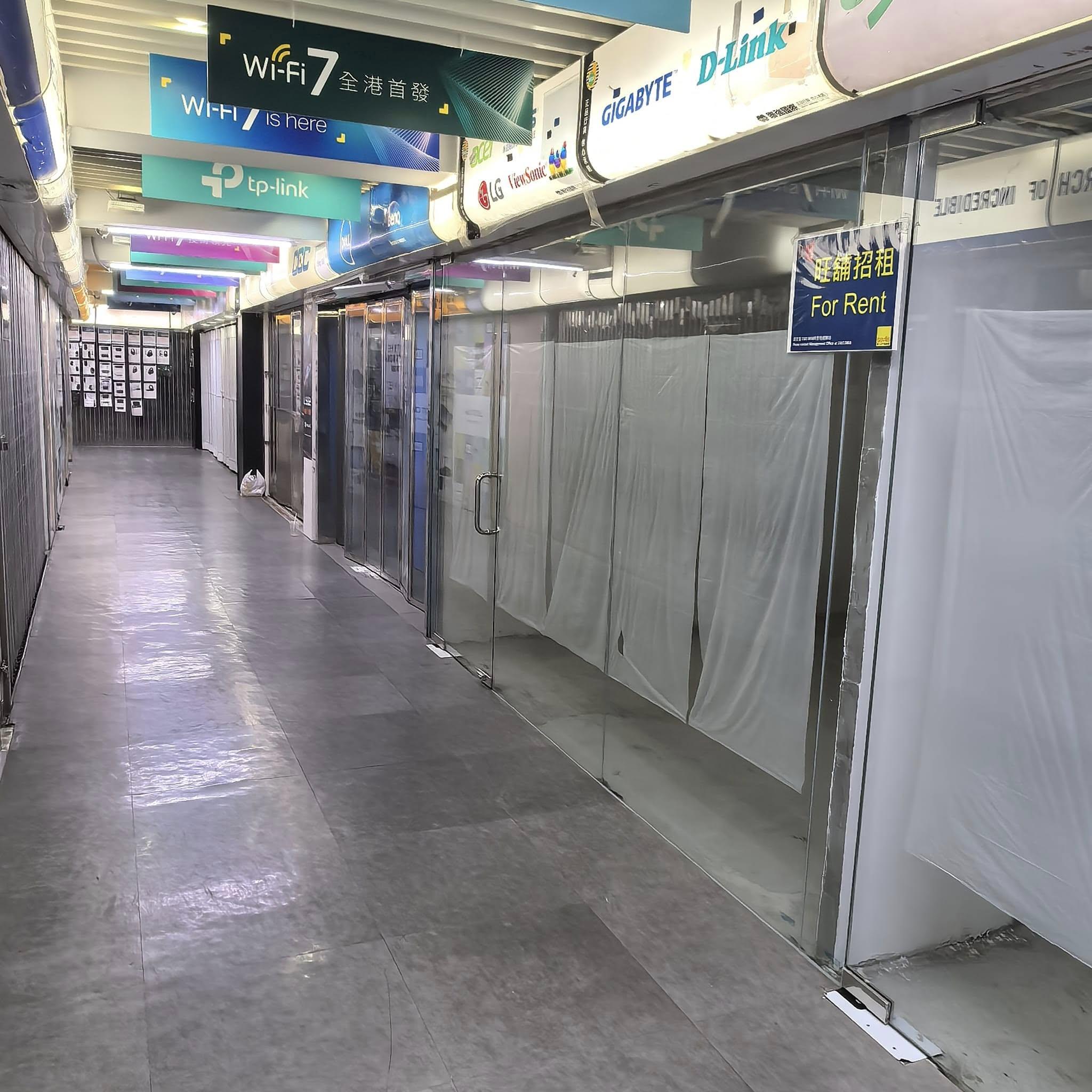 有網民近日在Facebook群組發布相片,可見旺角電腦中心多間商店已拉閘或貼出招租告示(相聚一刻70,80後FB)