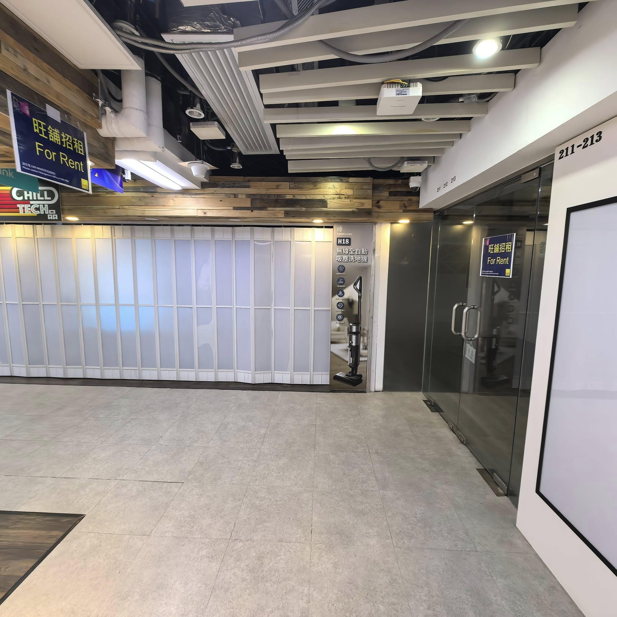 有網民近日在Facebook群組發布相片,可見旺角電腦中心多間商店已拉閘或貼出招租告示(相聚一刻70,80後FB)