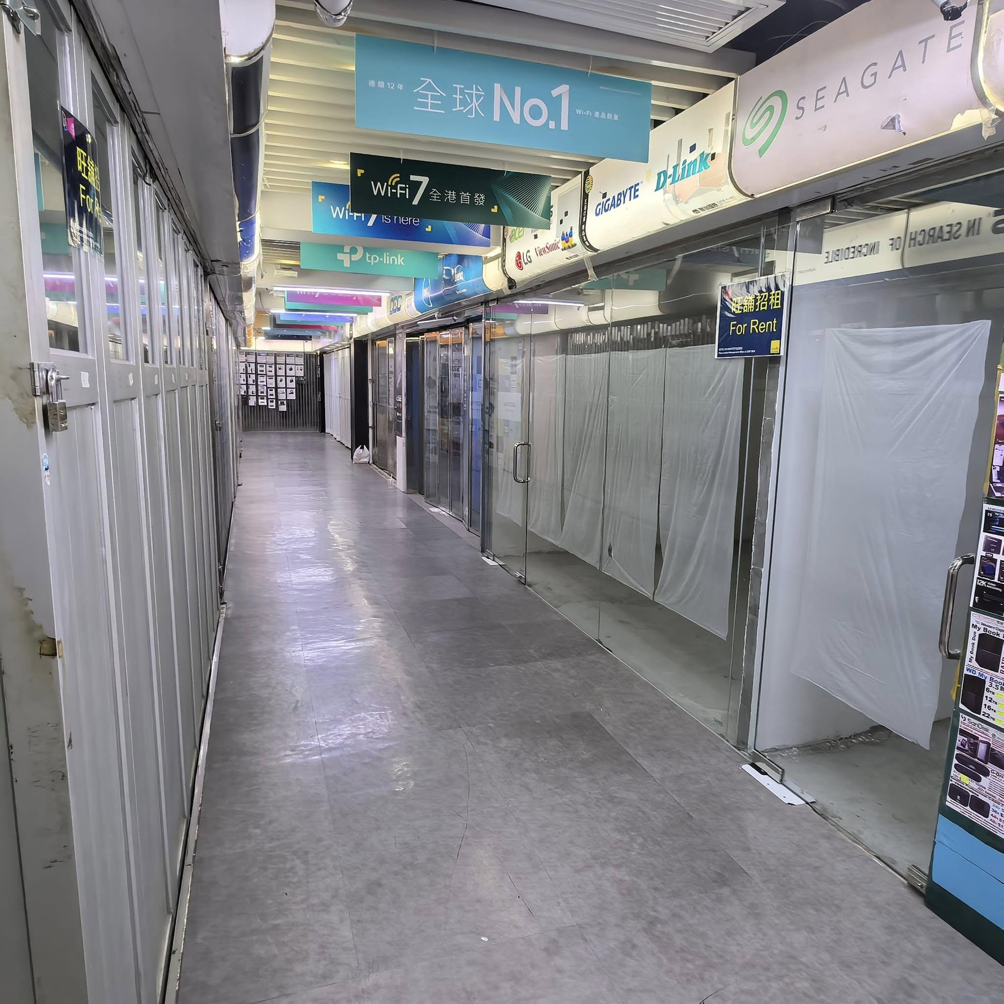 有網民近日在Facebook群組發布相片,可見旺角電腦中心多間商店已拉閘或貼出招租告示(相聚一刻70,80後FB)