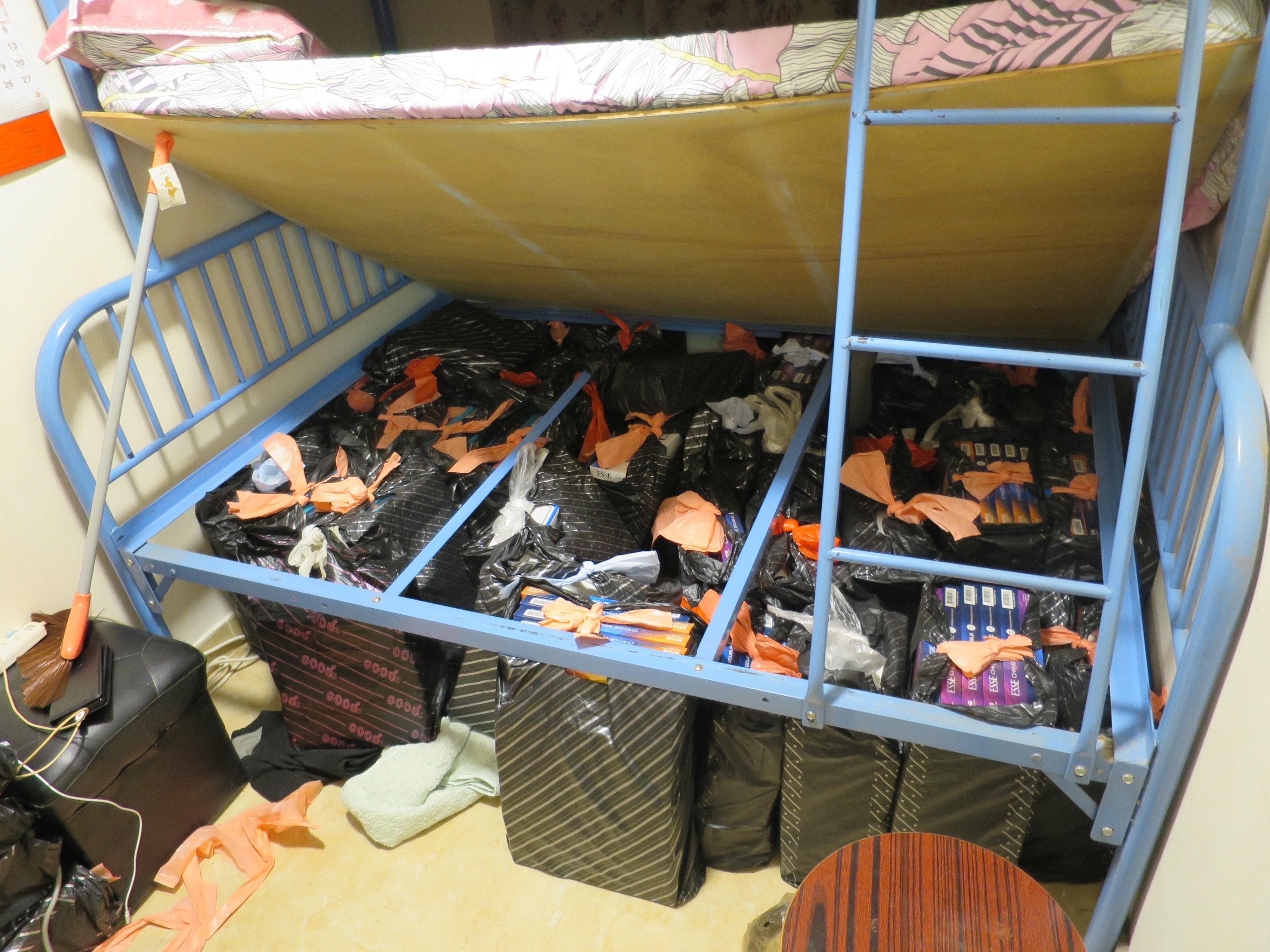 海關檢132萬支懷疑私煙。圖為深水埗懷疑私煙貯存倉庫檢獲的部分懷疑私煙。