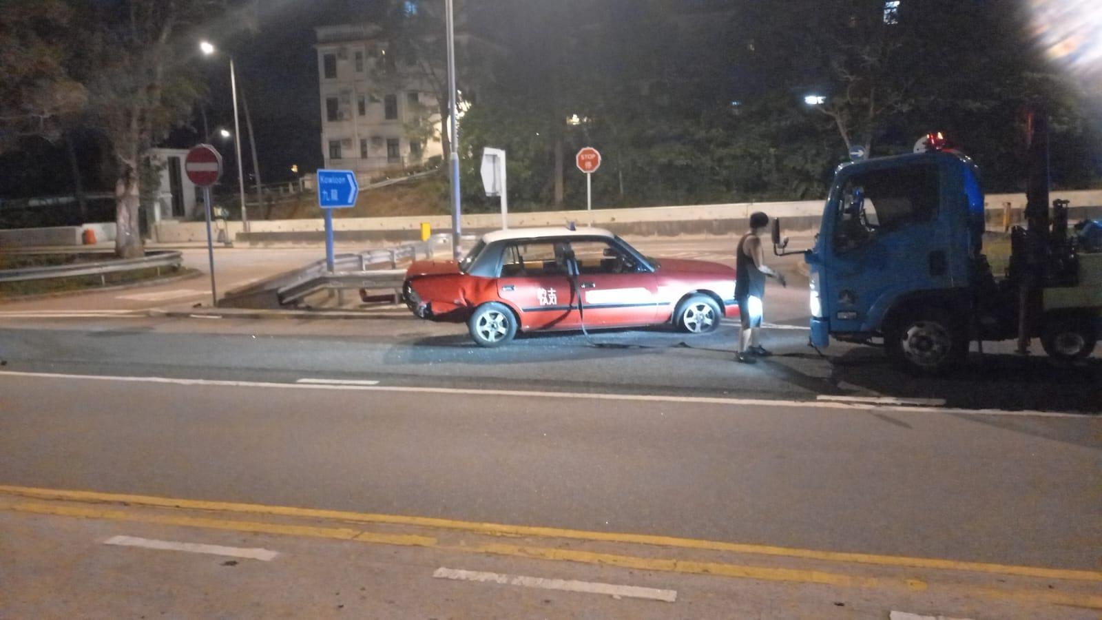 清水灣道的士疑切線遭撞翻,私家車女司機男乘客棄車逃逸。(車cam L(香港群組))