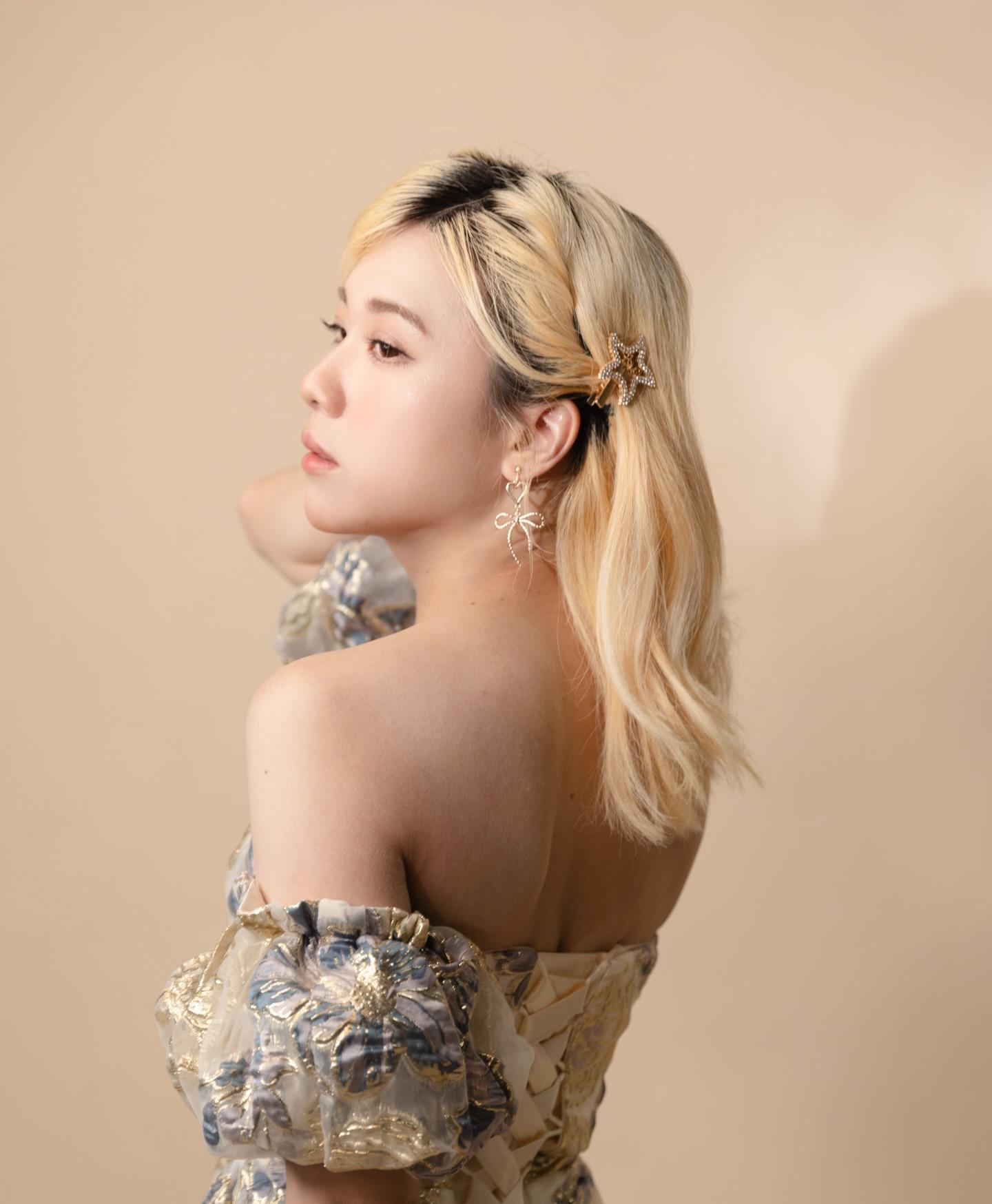 MC YIP自小喜歡男生,十幾歲已踏上偽娘之路。