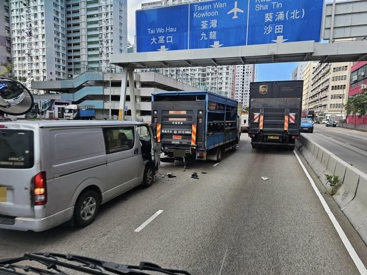 葵涌道發生3車連環相撞意外。(fb「馬路的事 (即時交通資訊台)」圖片)