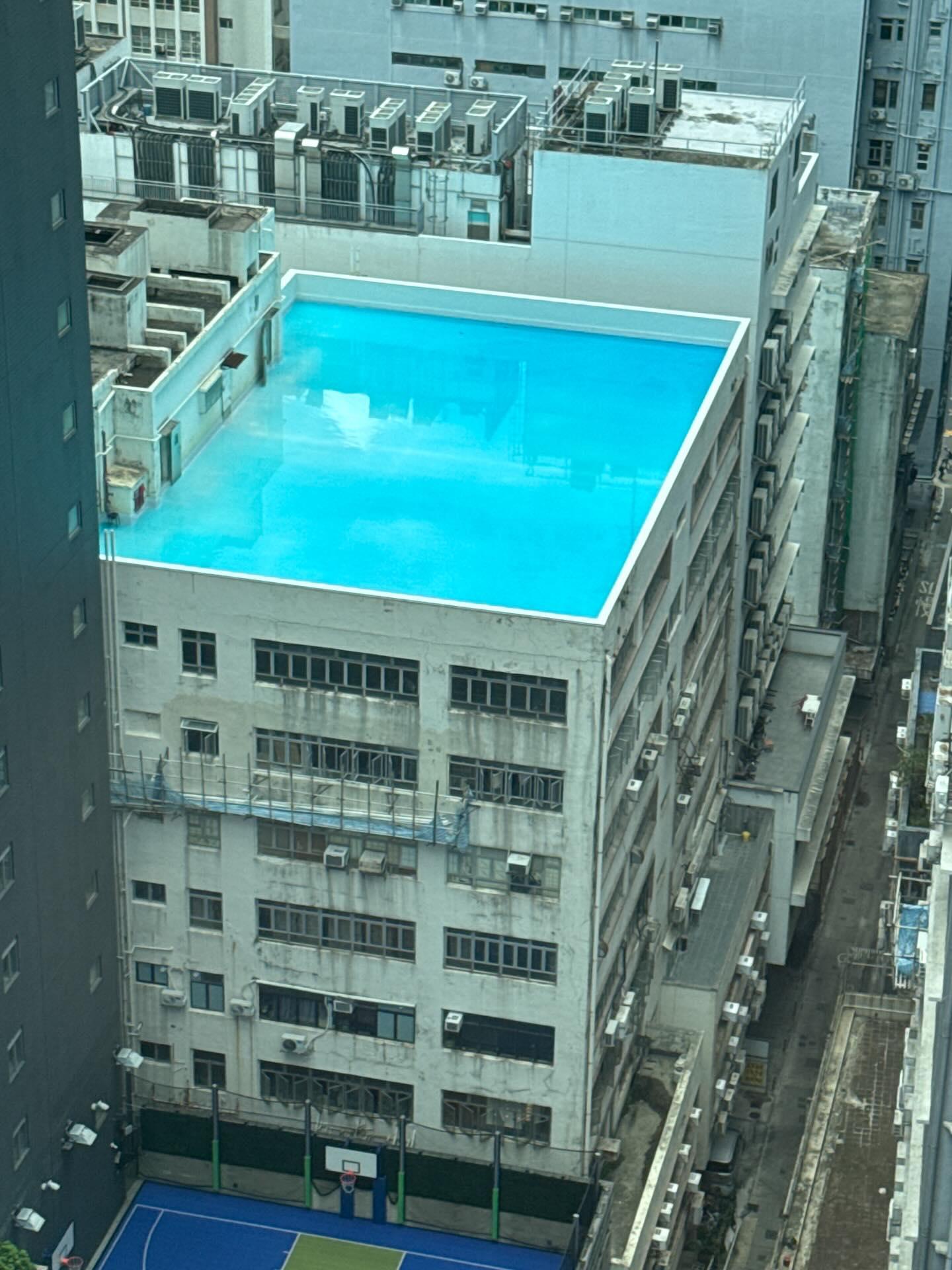 有網民在社交平台Threads以「天台泳池」為題,上載新蒲崗一工廠大廈的天台,疑出現無邊際的「泳池」,天台範圍注滿一池蔚藍的水,帖文引發網民熱議,