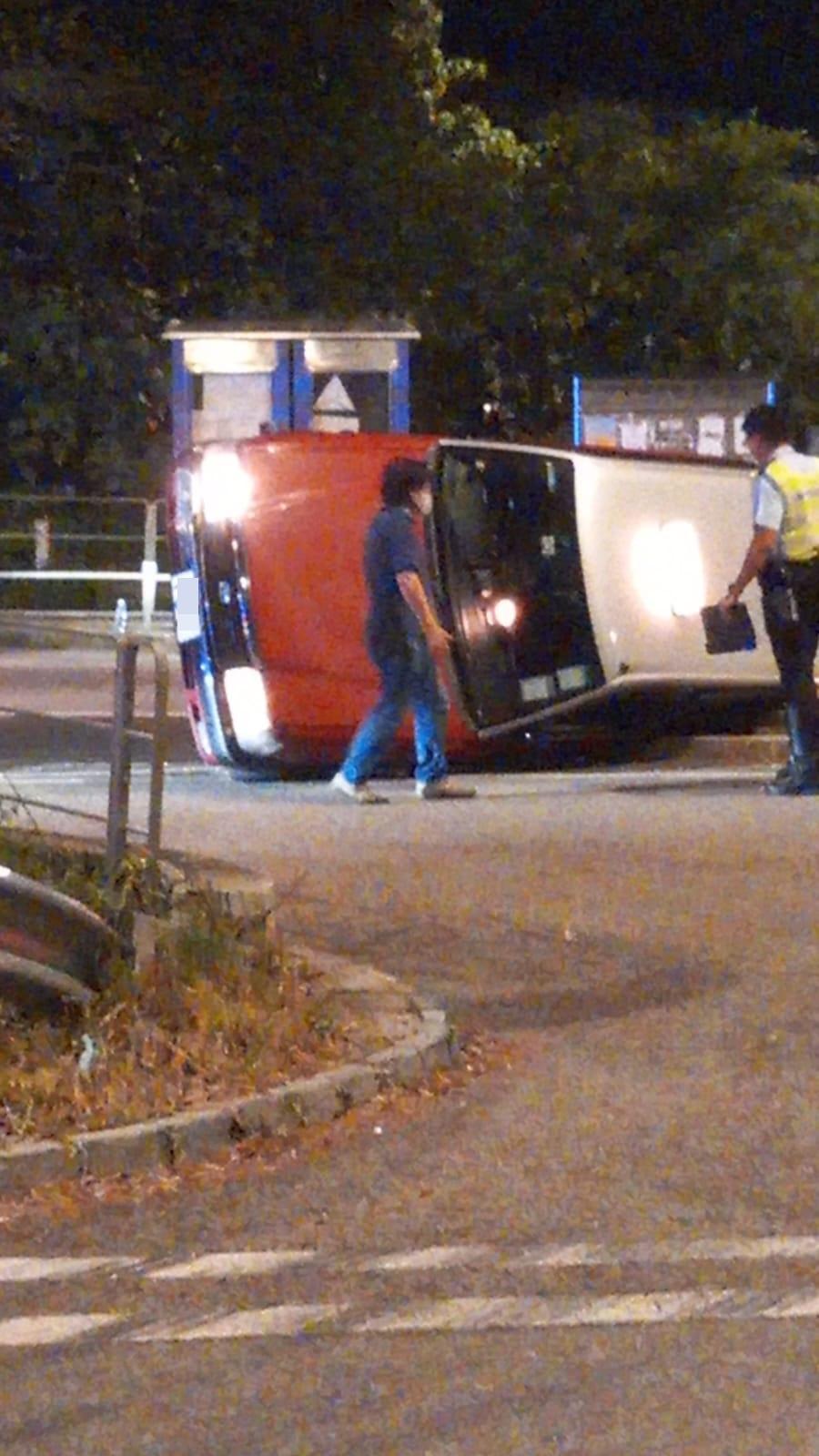 的士被撞至全車向左翻側,並擱在快線中分隔鐵欄旁。(車cam L(香港群組))