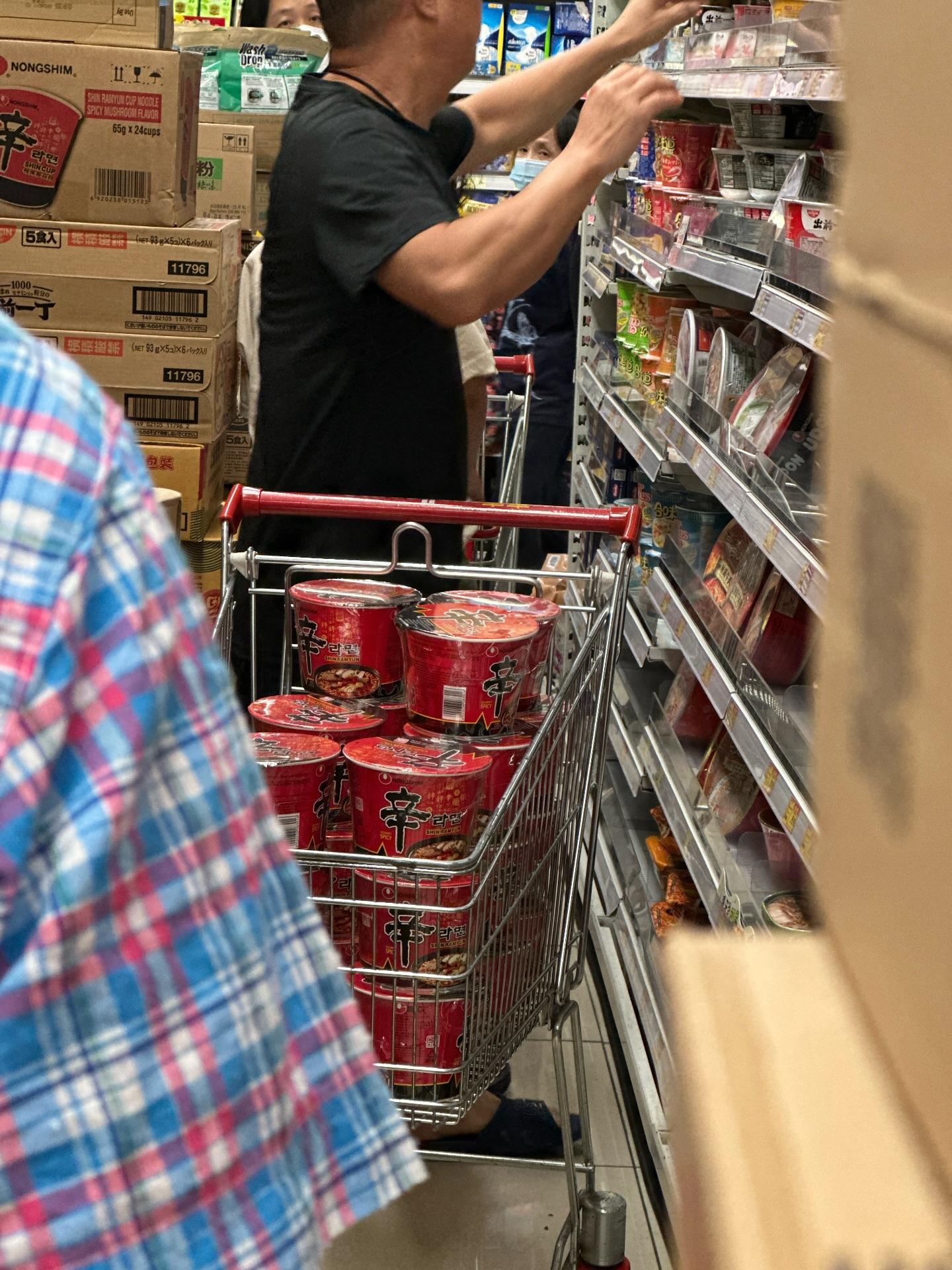 有網民在社交平台Threads發帖表示,昨日在一間超市目擊一對父女狂掃辛辣麵,樓主在帖文中表示:「打風定打仗?目測兩父女一人一車,掃晒成個貨架所有辛辣麵。」