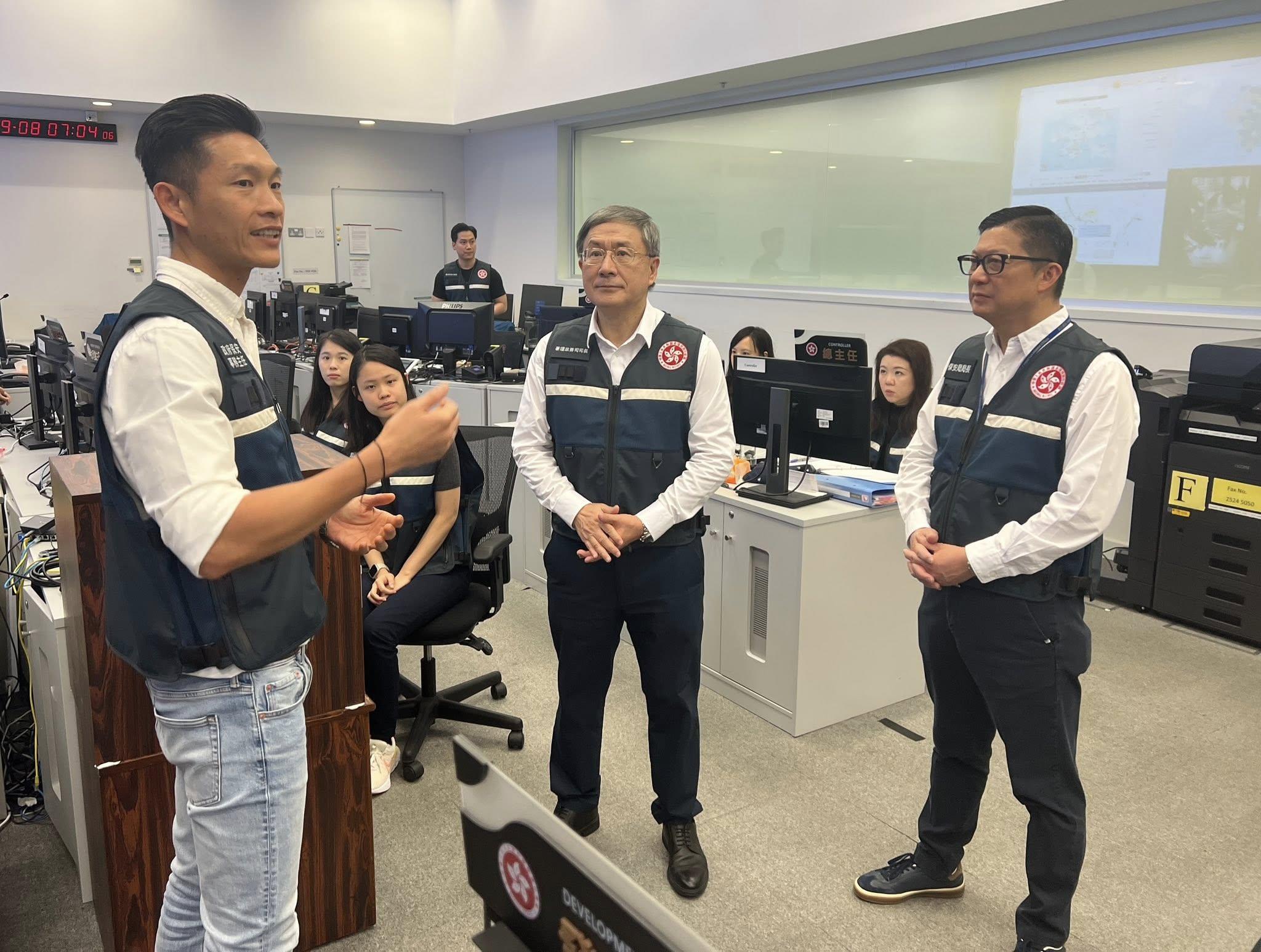兩男受傷19宗塌樹,卓永興視察緊急事故監察及支援中心。(卓永興Facebook)