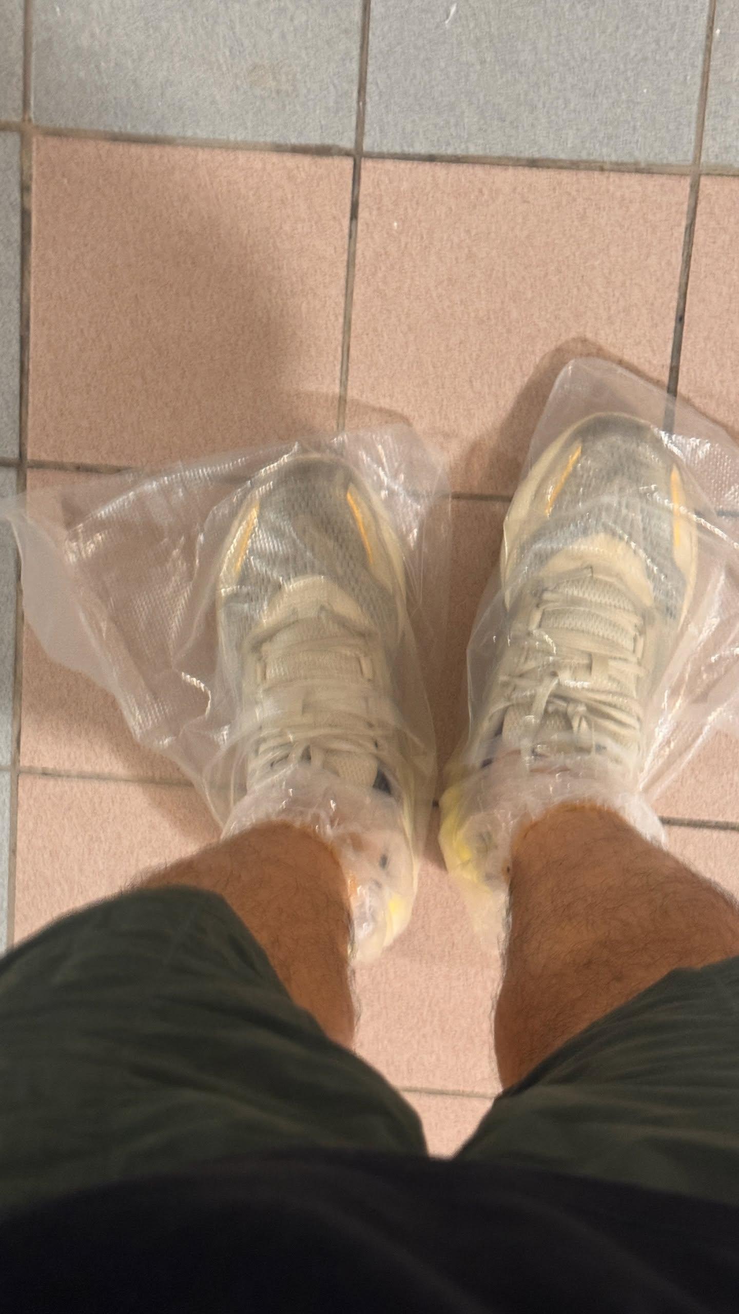 颱風塔巴|有網民於Threads發帖表示:「8號風球要返工的你會如何出門?」可見他用膠袋套著兩腳,出面橫風橫雨(cmmmik@Threads)