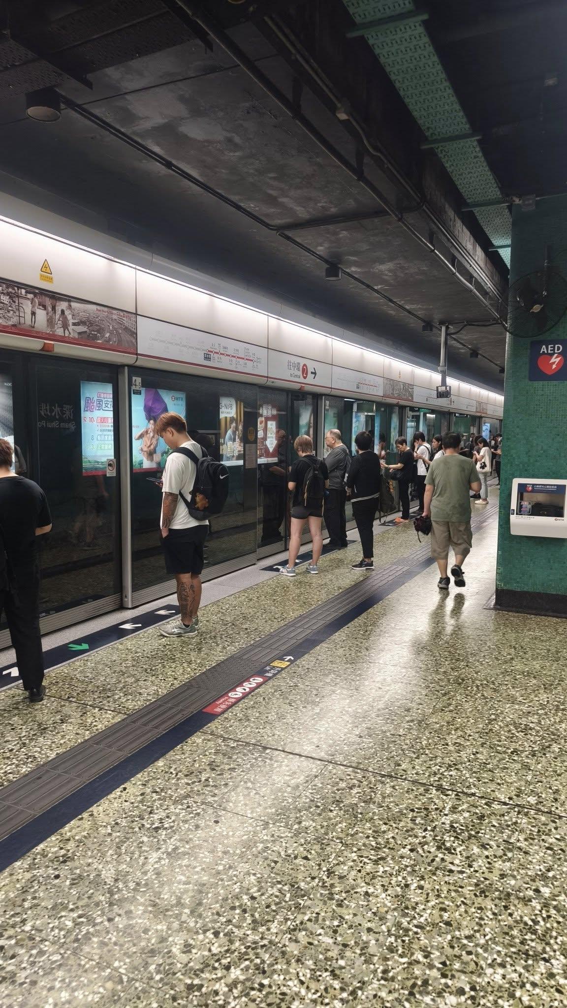 颱風塔巴|雖然天氣惡劣,惟有不少市民仍需要趕港鐵上班(samuel.leung_0613@Threads)