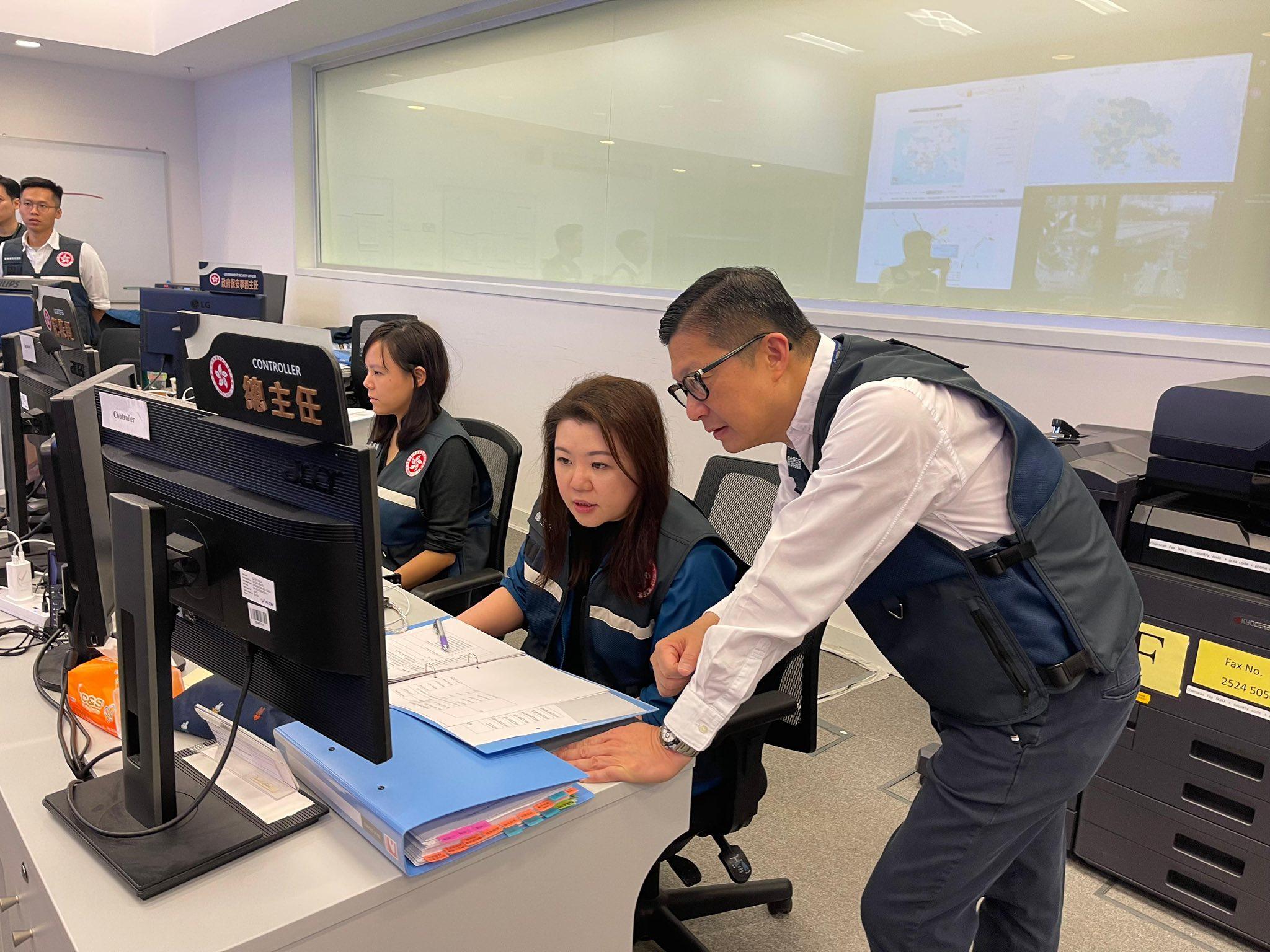 鄧炳強呼籲市民留在安全地方。(鄧炳強Facebook)