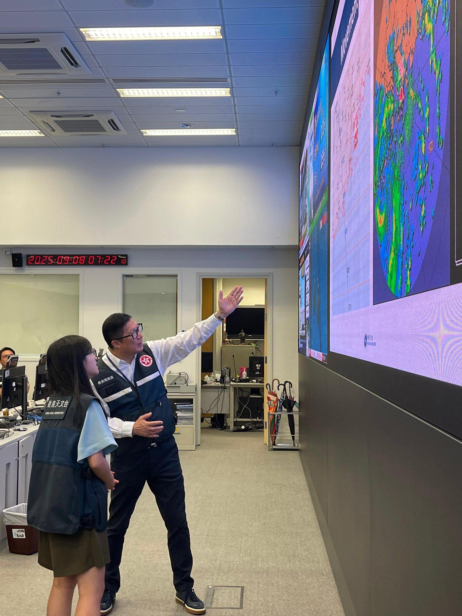 鄧炳強呼籲市民留在安全地方。(鄧炳強Facebook)