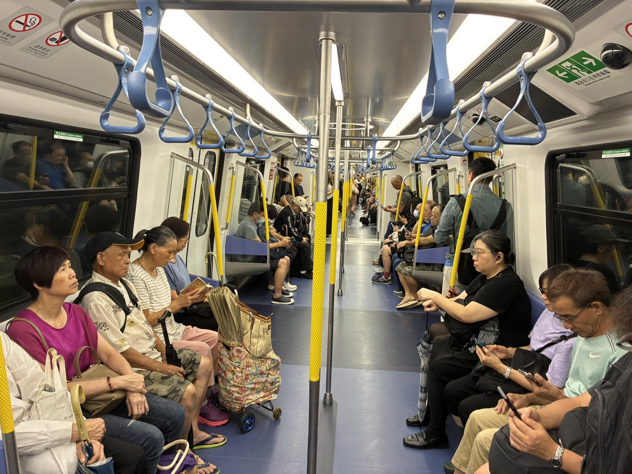 有網民今早在社交平台facebook群組香港風景攝影會發相發文,分享8號波早上8時25分港鐵觀塘綫列車坐滿上班乘客,留言稱「八號波,如常上班」