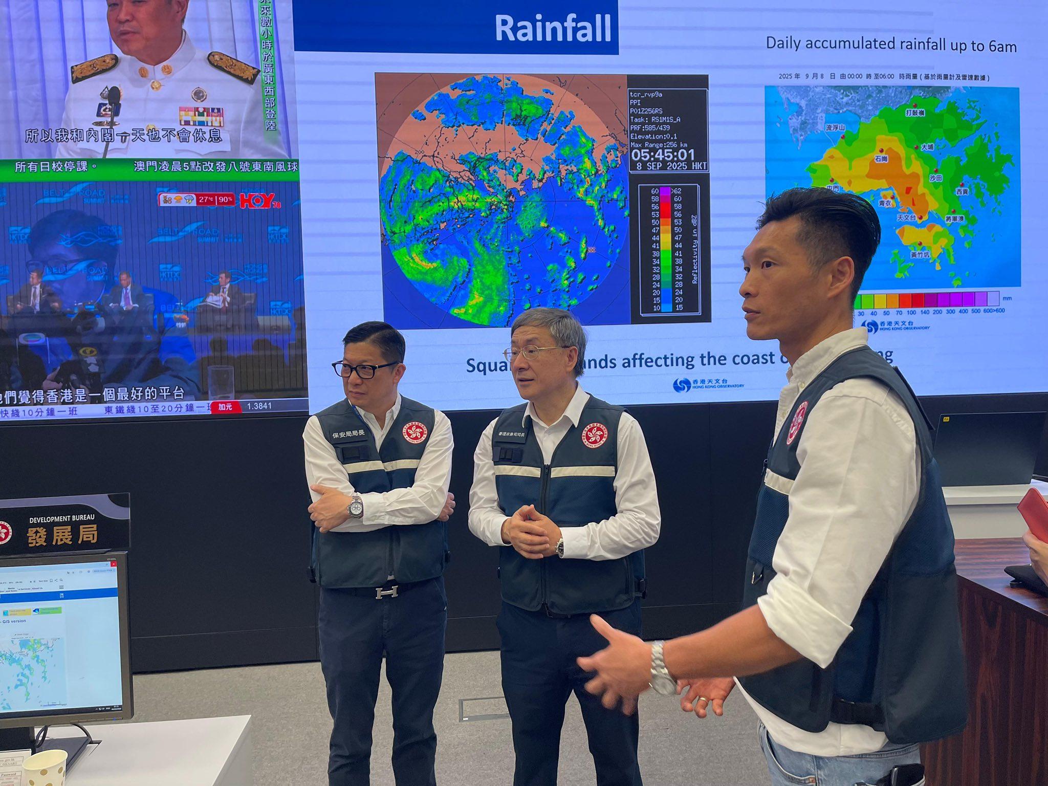 鄧炳強陪同卓永興到中心視察。(鄧炳強Facebook)