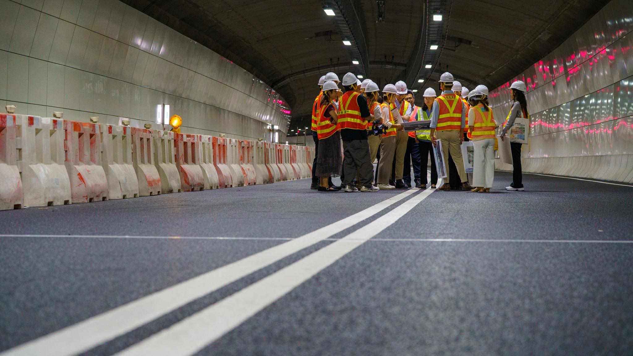 運輸及房屋局局長陳美寶視察中九龍繞道油麻地段。(運輸及物流局fb)
