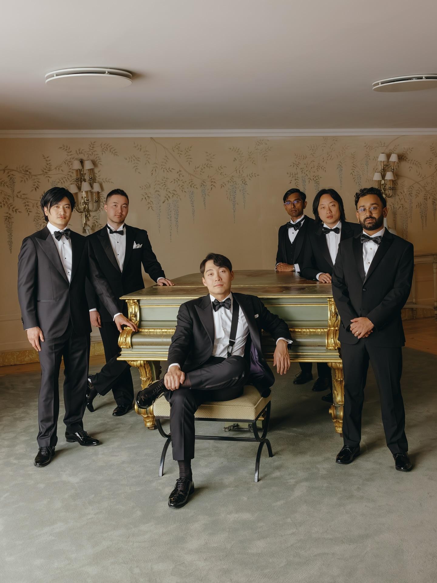 歐陽萬成(Jimmy O. Yang)也是Uncle Roger伴郎之一。