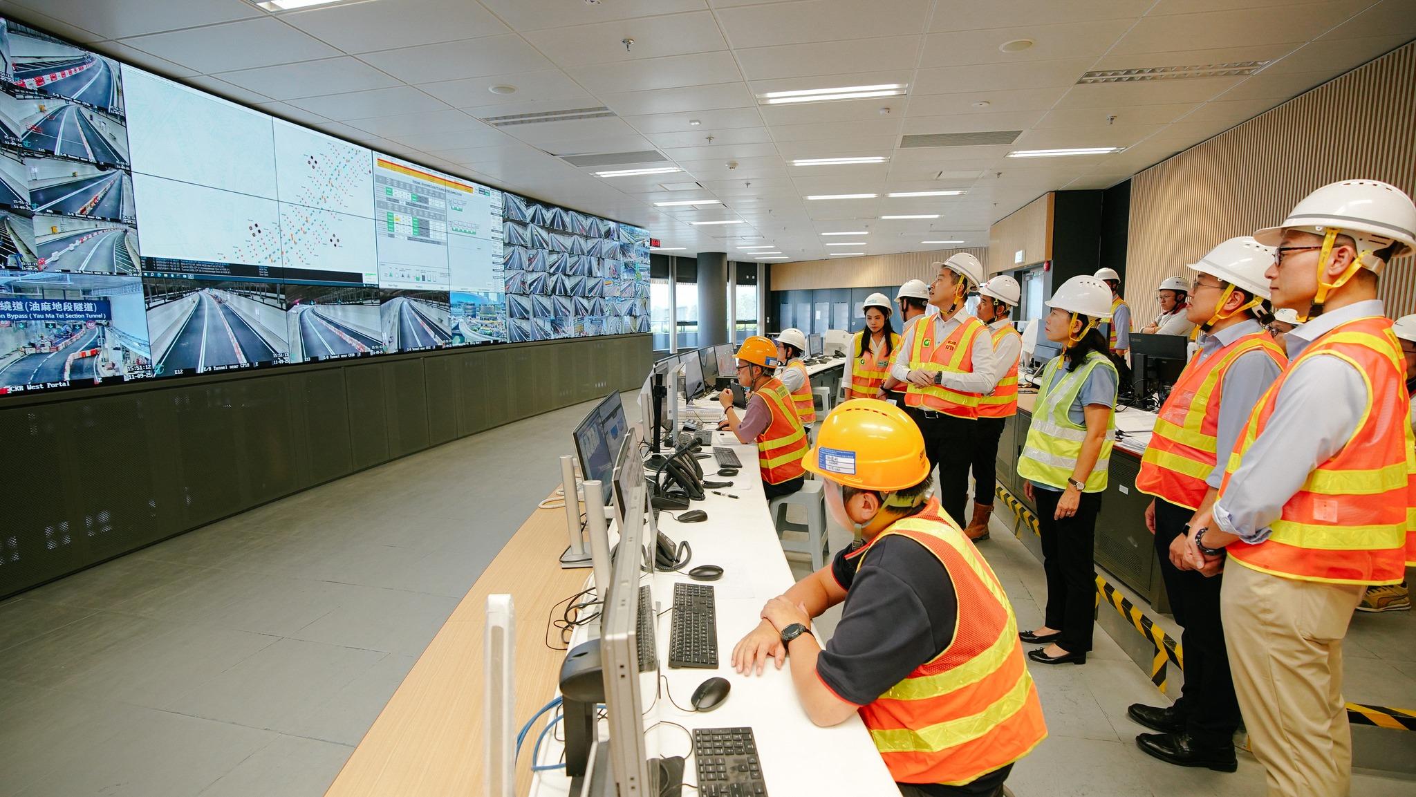 運輸及房屋局局長陳美寶視察中九龍繞道油麻地段。(運輸及物流局fb)