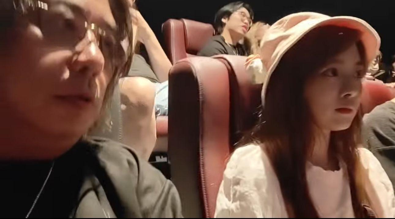 林敏驄在戲院內用手機拍下坐在身旁的Yuki。