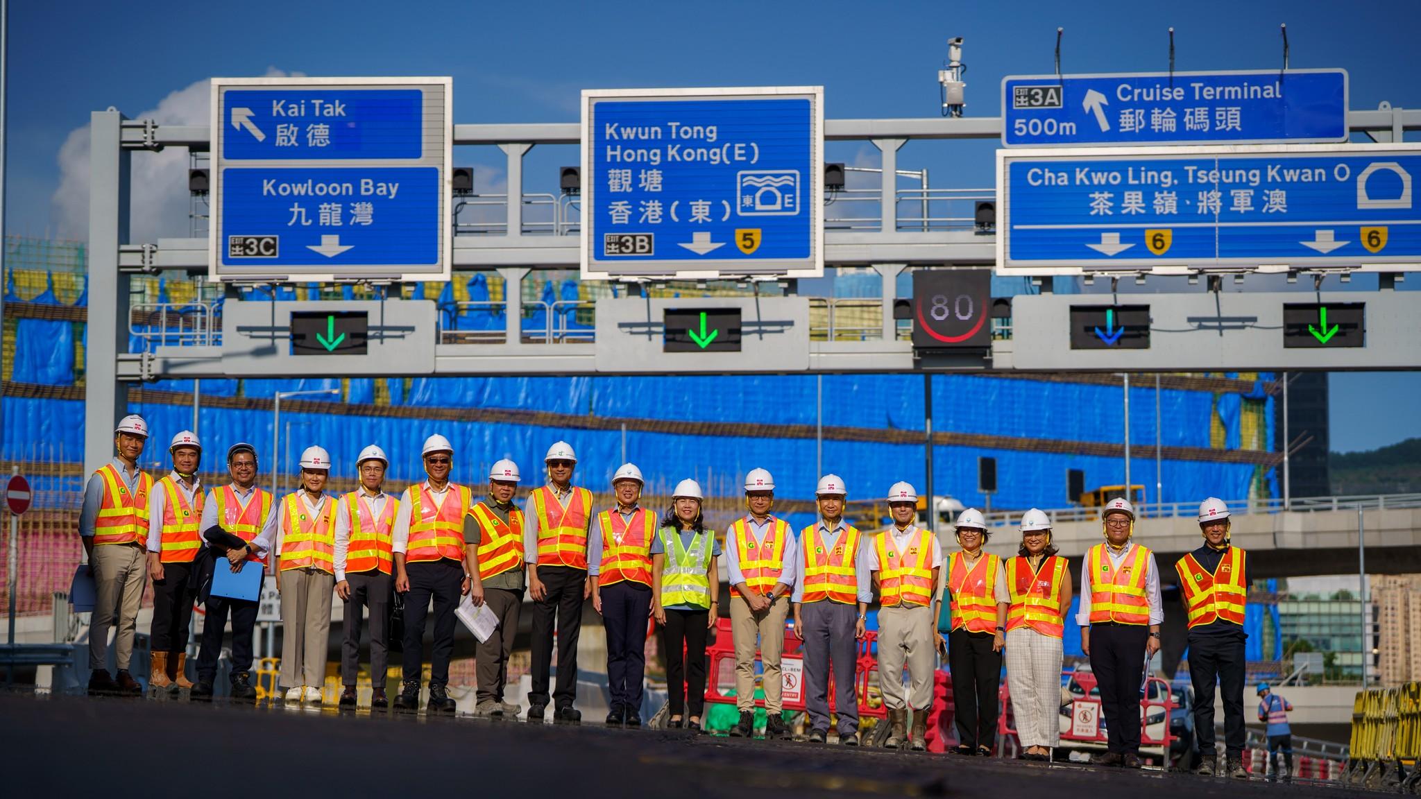 運輸及房屋局局長陳美寶視察中九龍繞道油麻地段。(運輸及物流局fb)