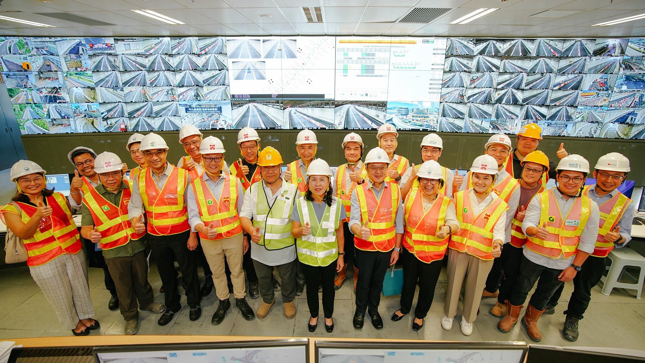 運輸及房屋局局長陳美寶視察中九龍繞道油麻地段。(運輸及物流局fb)