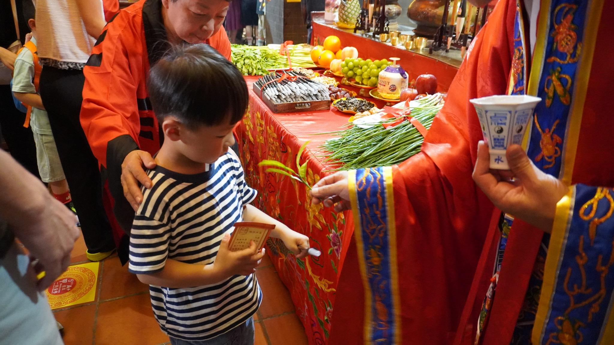 完成開筆禮後,善信可帶走已開光文具。(華人廟宇委員會FB圖片)