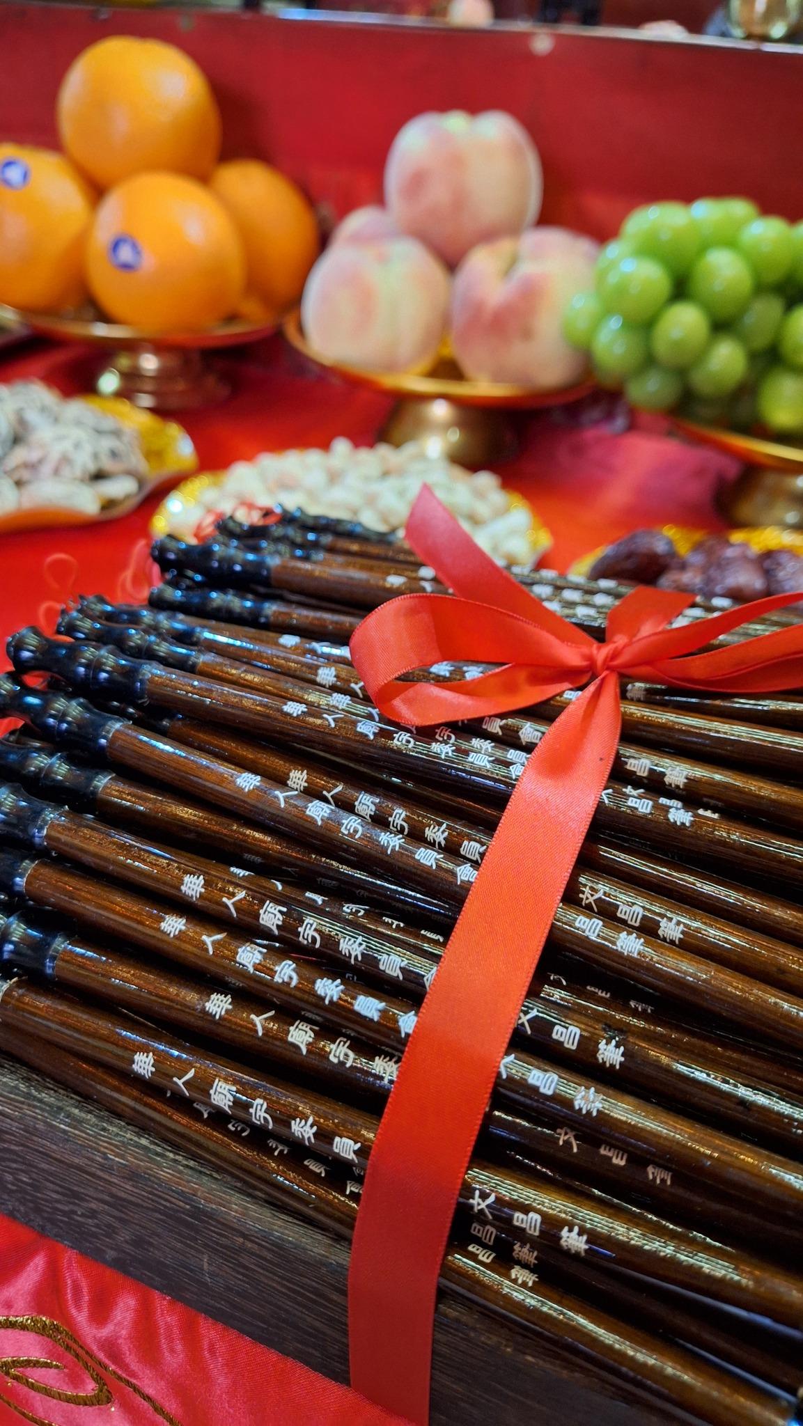 完成開筆禮後,善信可帶走已開光文具。(華人廟宇委員會FB圖片)