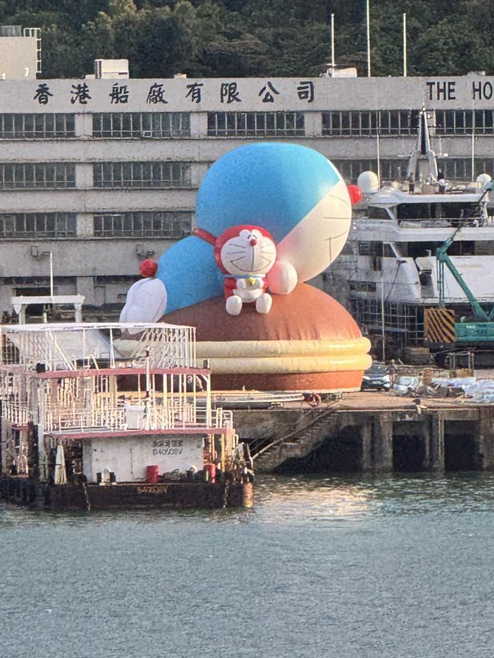 有網民拍攝到青衣船塢出現一個巨型多啦A夢充氣公仔(圖片來源:fb@Albert Tai)