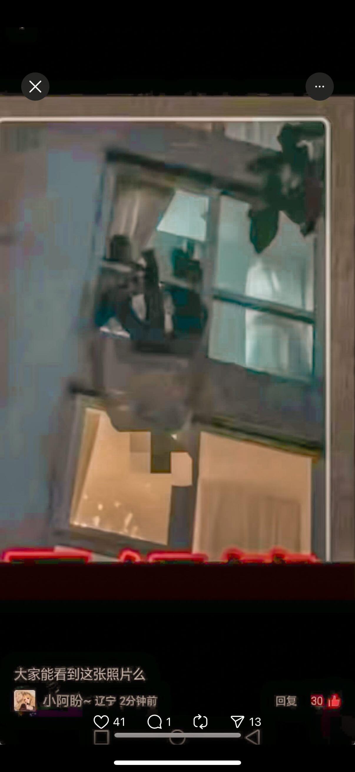 內地網民稱,于朦朧疑被人倒吊在窗外,當時更傳來慘叫。