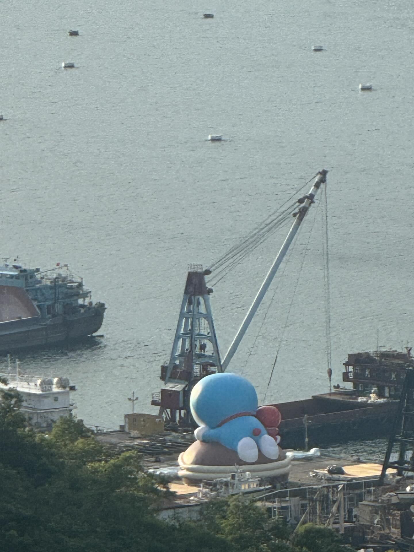 有網民拍攝到青衣船塢出現一個巨型多啦A夢充氣公仔(圖片來源:Threads@ytszlung)