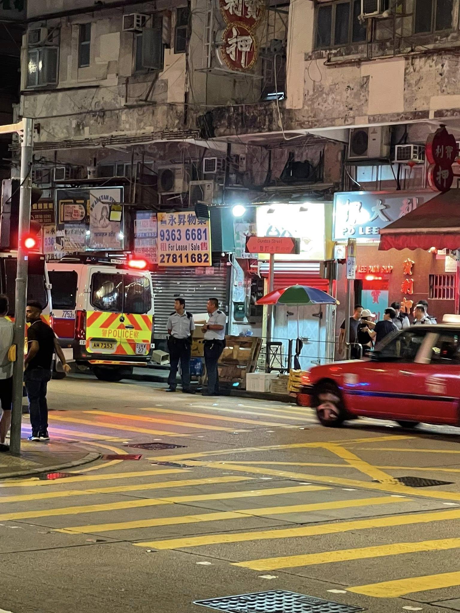 油麻地登打士街凌晨發生襲擊案,一名男子與女友爭執期間向其施襲,途人見狀報案。警員到場時該男子情緒激動,合力將其按地制服。(車cam L(香港群組))