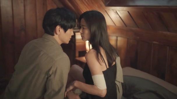 暴風圈丨全智賢破例拍床上 肉搏男神姜棟元熱爆網