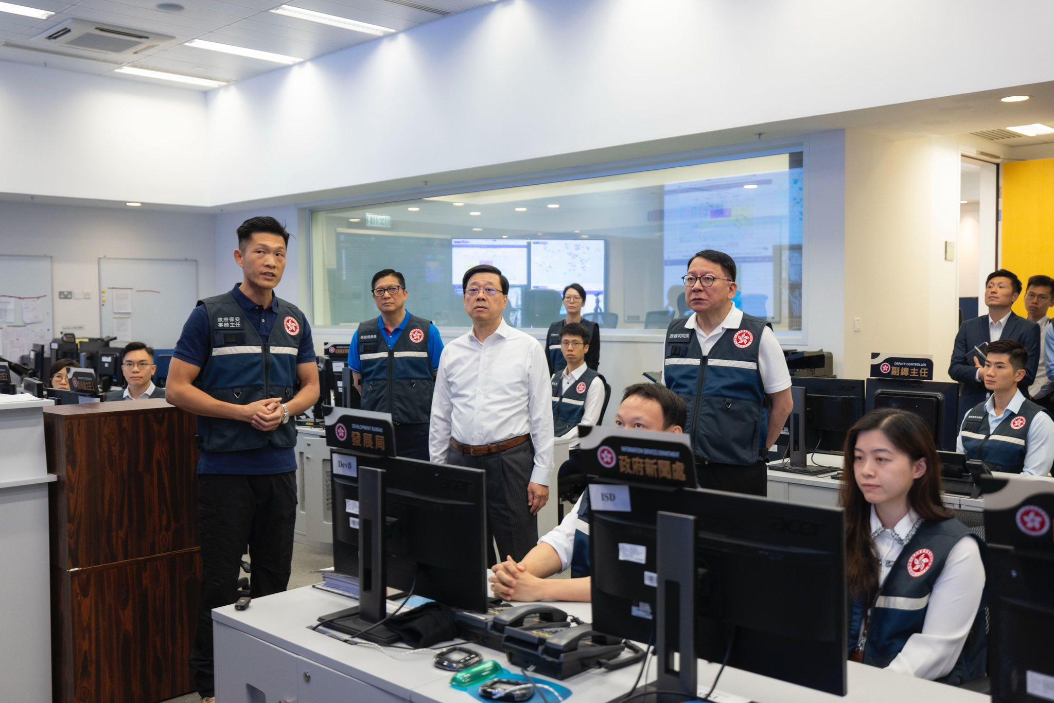 超強颱風樺加沙逐漸逼近香港,行政長官李家超提早啟動緊急事故監察及支援中心,並與政務司司長陳國基及保安局局長鄧炳強舉行會議。(李家超FB)