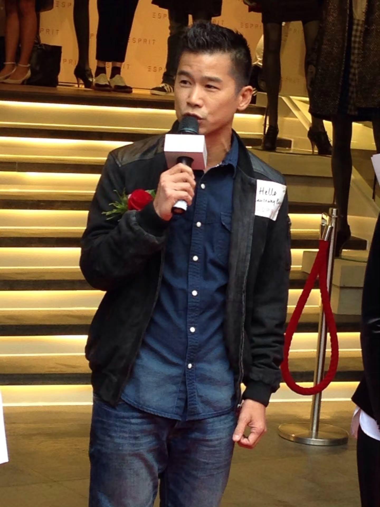 2014年ESPRIT銅鑼灣禮頓中心店開幕時,林海峰、周汶錡、鍾嘉欣、黃翠如等到場祝賀。(網上照片)